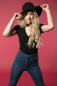 Preview: Reflexarmer Superior Papierhintergrund in Rot bei einem professionellen Studio-Shooting