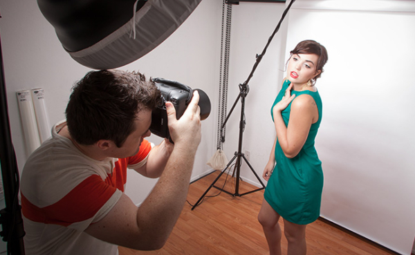 Weißer Studiohintergrund aus Papier von Savage (Farbcode 01)